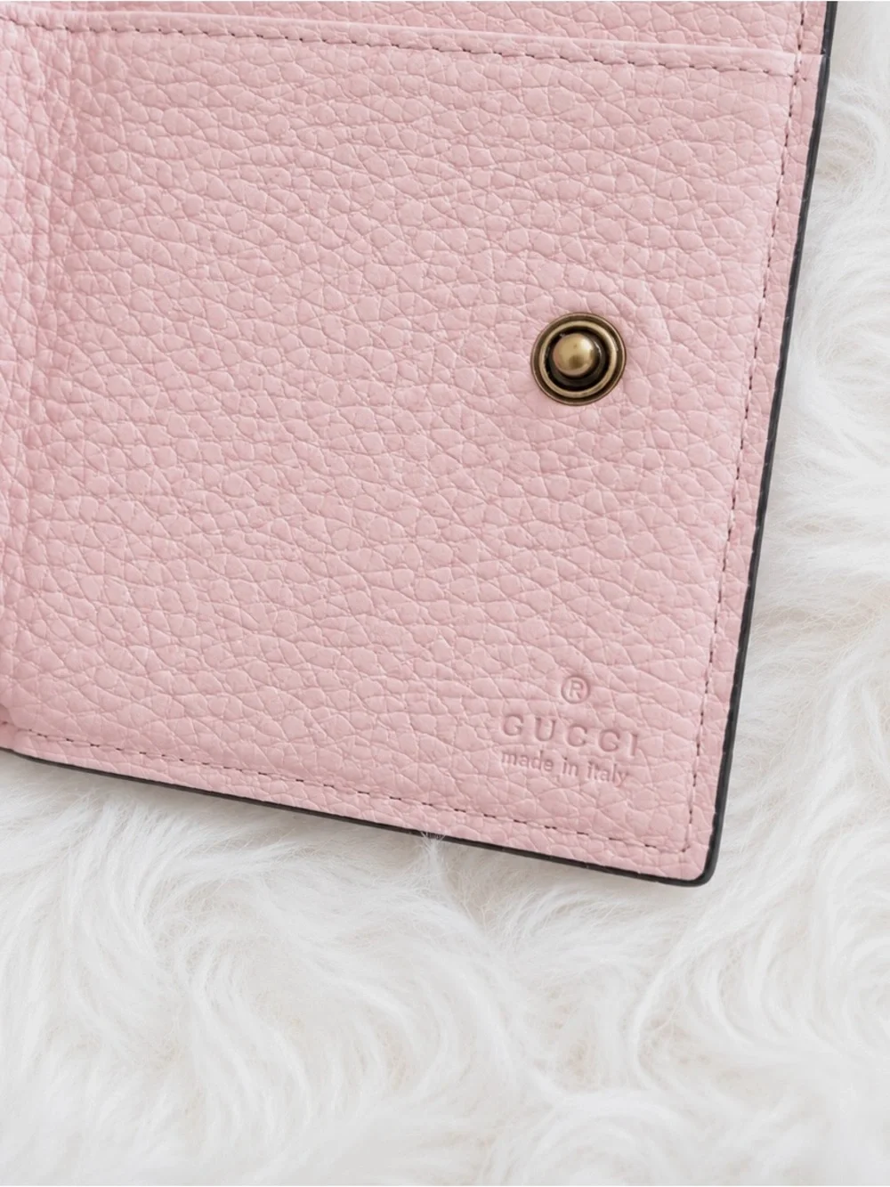 Gucci Blind for Love Bee Compact Wallet – Light Pink Pebbled Leather